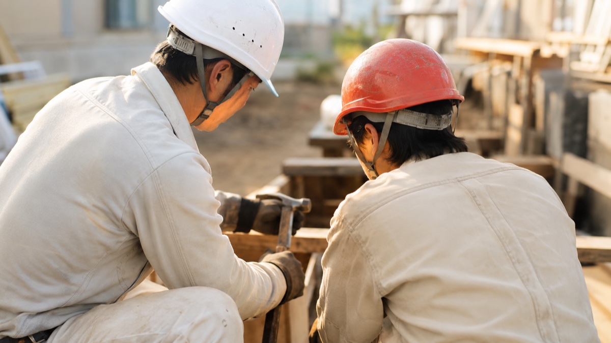 採用した新人が現場で先輩に教わるイメージ写真