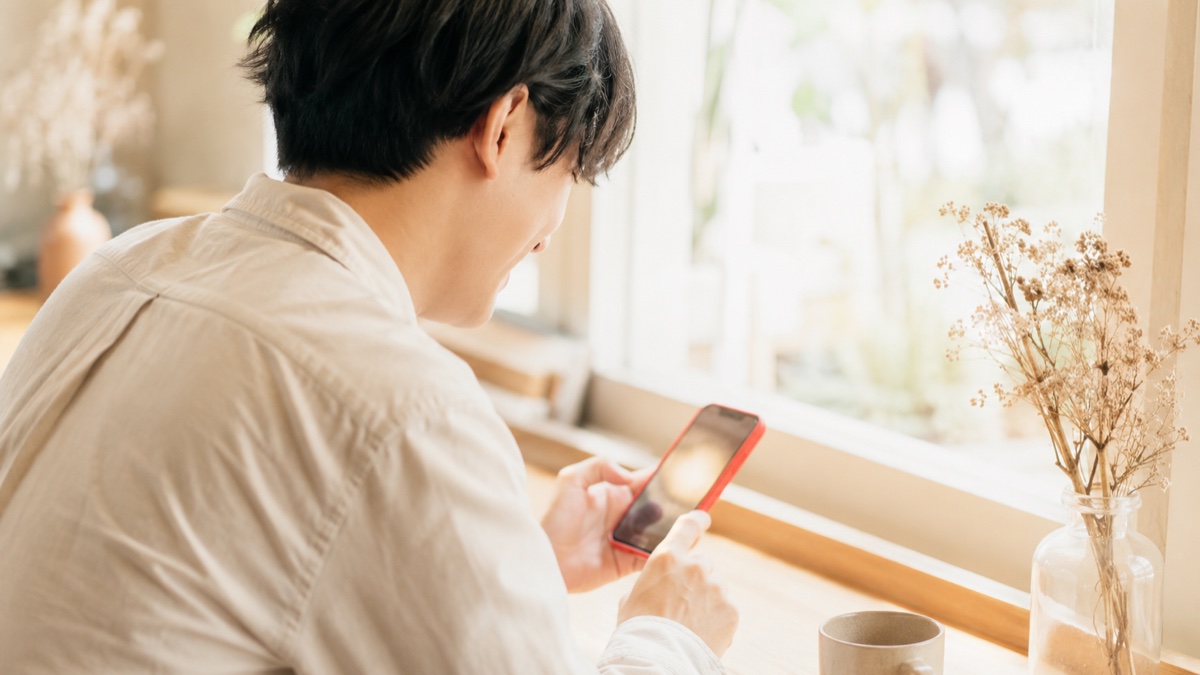 若手がスマホで求人を見るイメージ写真